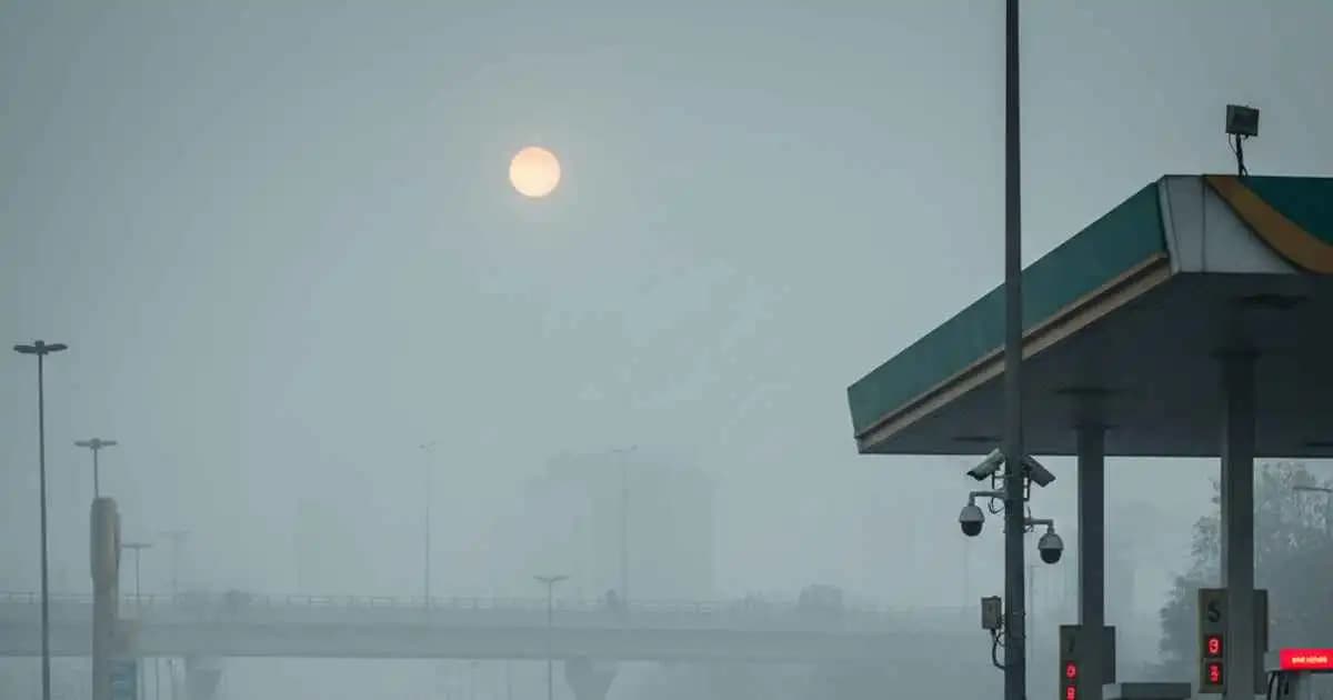 Delhi traffic police stopping vehicles amid heavy smog during air pollution enforcement drive