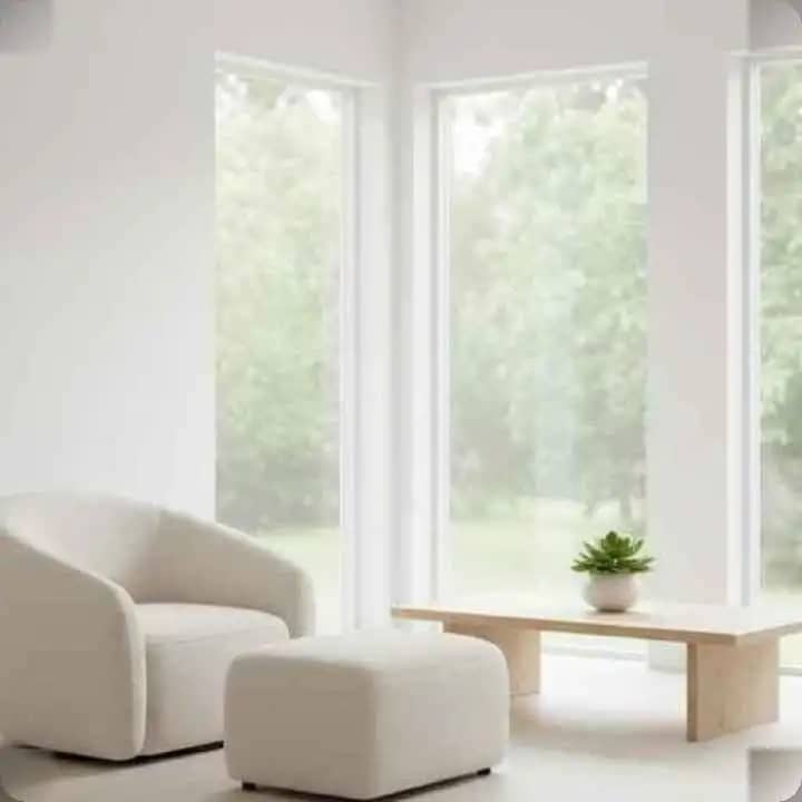 प्राकृतिक रोशनी और सरल सजावट वाला शांत मिनिमलिस्ट कमरा