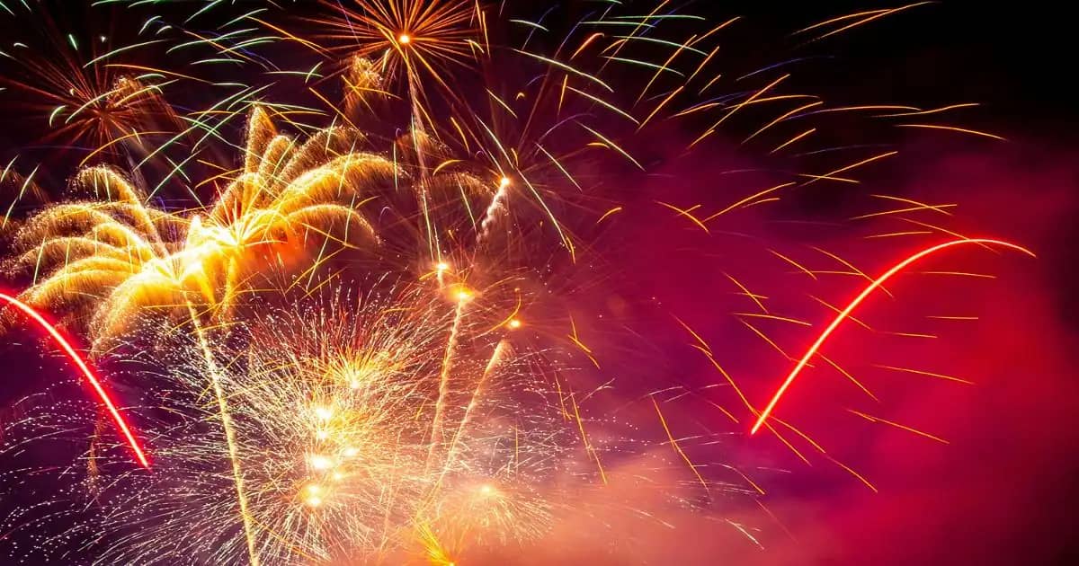 सुबह की रोशनी में सोचता हुआ व्यक्ति